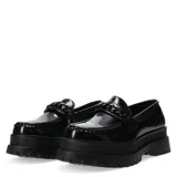 Mocasin de charol negro con detalle de cadena y suela gruesa para mayor comodidad.