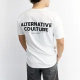 Remera blanca con doble estampa gráfica en la parte trasera.