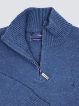 Sweater gris de tejido de punto, con cuello alto, medio cierre frontal con cremallera y logo bordado en el pecho.