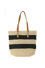 Bolso de playa tejido con rayas horizontales negras y beige, y asas de cuero sintético marrón.