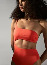 Traje de baño enterizo negro asimétrico, con un solo tirante fino, abertura lateral y foam extraíble.