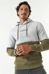 Canguro gris con capucha y cordones, con logo estampado en el pecho y grifa de goma en la manga.