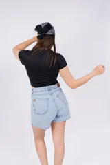 Body blanco de mangas cortas y cuello redondo.