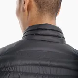 Campera negra con cierre frontal, cuello alto y logo de la marca en el pecho.