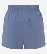 Short deportivo femenino color blanco, de poliéster, con cintura elástica, abertura lateral y bolsillo trasero.