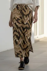 Falda midi de viscosa con estampado abstracto en tonos marrón, beige y negro. Tiene cintura elastizada con cordón ajustable y abertura lateral.