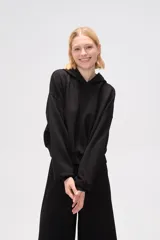 Canguro negro con capucha y mangas largas abullonadas.