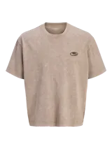 Remera color beige con efecto acid wash, cuello redondo y mangas cortas.