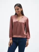 Blusa color cereza con escote en V y mangas largas abullonadas.