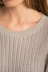 Sweater color beige de tejido de punto calado con lurex, de corte holgado y cuello redondo.