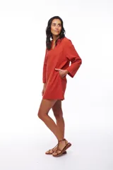 Vestido corto color ladrillo, de corte recto y mangas 3/4.