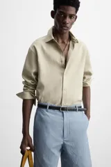 Bermuda de hombre color celeste claro, de corte regular fit, con textura arrugada y bolsillos frontales y traseros de plastrón.