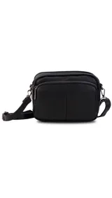 Bandolera negra de cuero sintético con doble bolsillo principal, un bolsillo frontal y trasero. Incluye correa ajustable.