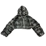 Campera corta con capucha, confeccionada en mezcla de algodón y poliéster, con textura de piel sintética en tonos grises y negros.