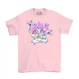 Remera rosa de algodón con estampado de un gato de la suerte rodeado de nubes, arcoíris, estrellas y grullas.