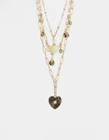 Collar corto dorado multicadena con dijes de metal, cuentas de piedra y dije de corazón con strass.