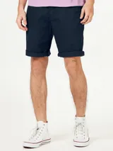 Bermuda de corte recto color azul marino, estilo chino, con bolsillos laterales y traseros.