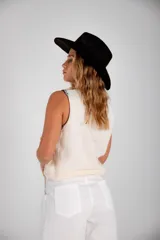 Chaleco tejido celeste con terminaciones en punto festón negro.