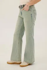 Pantalón de jean azul de corte acampanado, con bolsillos delanteros y traseros, y detalle de cuero sintético en la cintura.
