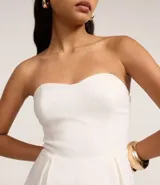 Enterito corto blanco de bengalina, con escote corazón y sin breteles.