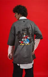 Remera gris de manga corta con cuello redondo y calce oversize. Estampado de Mickey Mouse en el pecho.