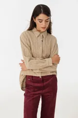 Camisa beige con textura a rayas, de corte clásico y cierre frontal con botones.