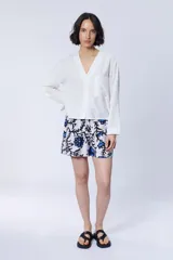 Short blanco con estampado de flores azules y negras.