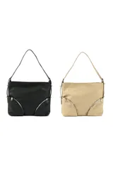 Bandolera color beige con correa ajustable, bolsillo grande y dos bolsillos pequeños frontales con cierre.