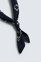 Pañuelo bandana azul marino con estampado de círculos blancos.