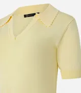 Blusa de punto color blanco, con cuello polo, escote en V y mangas cortas. Detalle de mini perlas aplicadas en el cuello.