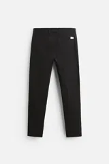 Pantalón chino azul marino, corte skinny fit, confeccionado en tejido de algodón con elasticidad. Cuenta con bolsillos frontales y traseros de vivo. Cierre frontal con cremallera y botón.