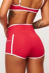 Short deportivo rojo con cintura alta y ribete blanco.