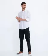 Camisa blanca de manga larga con botones, confeccionada en una mezcla de lino y algodón, de corte cómodo (comfort).