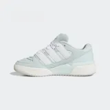 Championes Adidas Forum 2000, color celeste con detalles en blanco. Confeccionados en gamuza, nylon y malla, con cordones gruesos y las tres rayas clásicas de Adidas en los laterales.