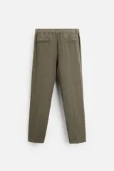 Pantalón de vestir azul marino, de corte recto, confeccionado en lino.
