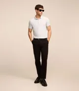 Remera polo de hombre, corte slim, color gris claro, confeccionada en tejido de media malla acanalada de algodón.