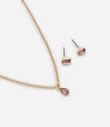 Conjunto de collar corto dorado con dije de gota rosa y caravanas rectangulares con cristal rosa.