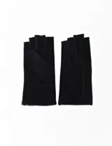 Guantes sin dedos marca Barrington confeccionados en símil gamuza color beige, con aplique de botones decorativos en la muñeca e interior de terciopelo.