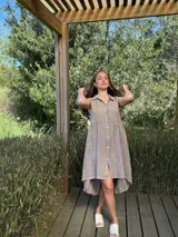 Vestido camisero azul sin mangas de lino italiano, con botones de nácar y corte a la rodilla.