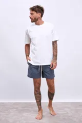 Short de baño azul petróleo con cintura elástica ajustable con cordón.