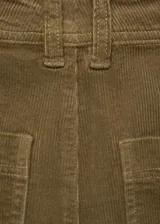 Pantalón de pana color marrón, de corte culotte y tiro alto, con cierre de cremallera y botón, trabillas, dos bolsillos de parche delanteros y dos bolsillos de parche traseros.