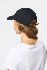 Gorro con visera color beige con bordado frontal.