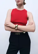 Top rojo de tejido de punto fino, sin mangas, con cuello redondo y diseño entallado.