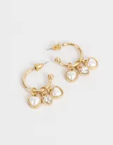 Aros tipo argolla dorados con dijes colgantes de corazones con perlas y strass.