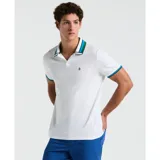 Polo de piqué blanco con cuello clásico y tapeta de dos botones. El cuello es blanco con rayas horizontales en verde, azul y negro. Tiene mangas cortas con ribete azul. Logo de pingüino bordado en el pecho.