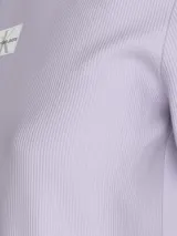 Remera corta color lila de algodón con cuello redondo y logo de Calvin Klein Jeans estampado en el pecho.