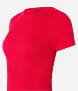 Blusa blanca de textura waffle, cuello redondo y mangas cortas.