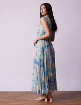 Vestido midi de gasa plisada con estampado abstracto en tonos azules, verdes y beige. Escote redondo, sin mangas, cintura elastizada con lazo de ajuste y abertura central en la espalda con botón.
