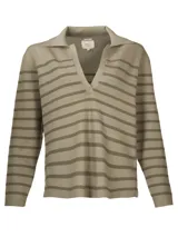 Sweater de punto color crema con rayas horizontales negras, cuello polo con escote en V y mangas largas.
