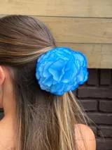 Pinza para el pelo con flores rojas de tela.